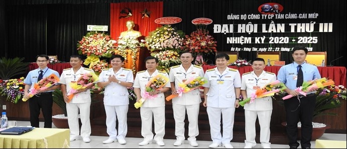 Đại Tá Trần Hoài Nam, tân Chủ tịch HĐQT Công ty CP Tân cảng Cái Mép Thị Vải (Bà Rịa-Vũng Tàu) (người đứng thứ 5 từ trái qua)