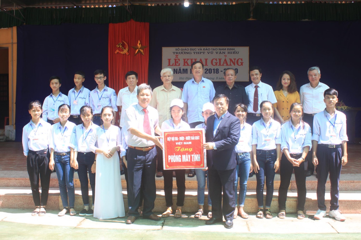 Chủ tịch VBA, PGS.TS Nguyễn Văn Việt trao biểu trưng Phòng máy tính cho Trường THPT Vũ Văn Hiếu, tỉnh Nam Định.