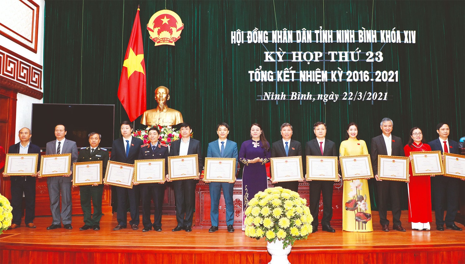 Trao bằng khen cho các tập thể, cá nhân có thành tích trong hoạt động của HĐND tỉnh Ninh Bình nhiệm kỳ 2016 - 2021
