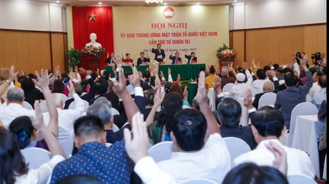 Các đại biểu biểu quyết tại hội nghị