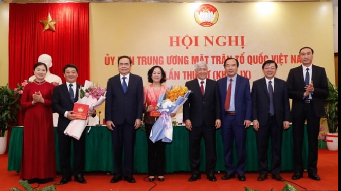 Tân Chủ tịch Ủy ban Trung ương MTTQ Việt Nam Đỗ Văn Chiến và các đồng chí trong Ban Thường trực tặng hoa chia tay bà Trương Thị Mai, ông Trần Thanh Mẫn và ông Hầu A Lềnh thôi không tham gia Ủy ban Trung ương MTTQ Việt Nam Khóa IX, nhiệm kỳ 2019 - 2024