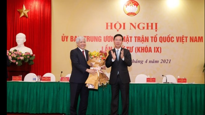 Thường trực Ban Bí thư Võ Văn Thưởng tặng hoa chúc mừng Tân Chủ tịch Ủy ban Trung ương MTTQ Việt Nam Đỗ Văn Chiến