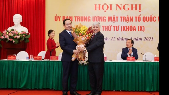 Tân Chủ tịch Ủy ban Trung ương MTTQ Việt Nam Đỗ Văn Chiến tặng hoa Phó Chủ tịch Thường trực Quốc hội, nguyên Chủ tịch Ủy ban Trung ương MTTQ Việt Nam Trần Thanh Mẫn