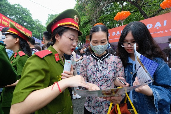 	Thí sinh và phụ huynh tìm hiểu thông tin tuyển sinh tại ngày hội Ảnh: Nam Trần