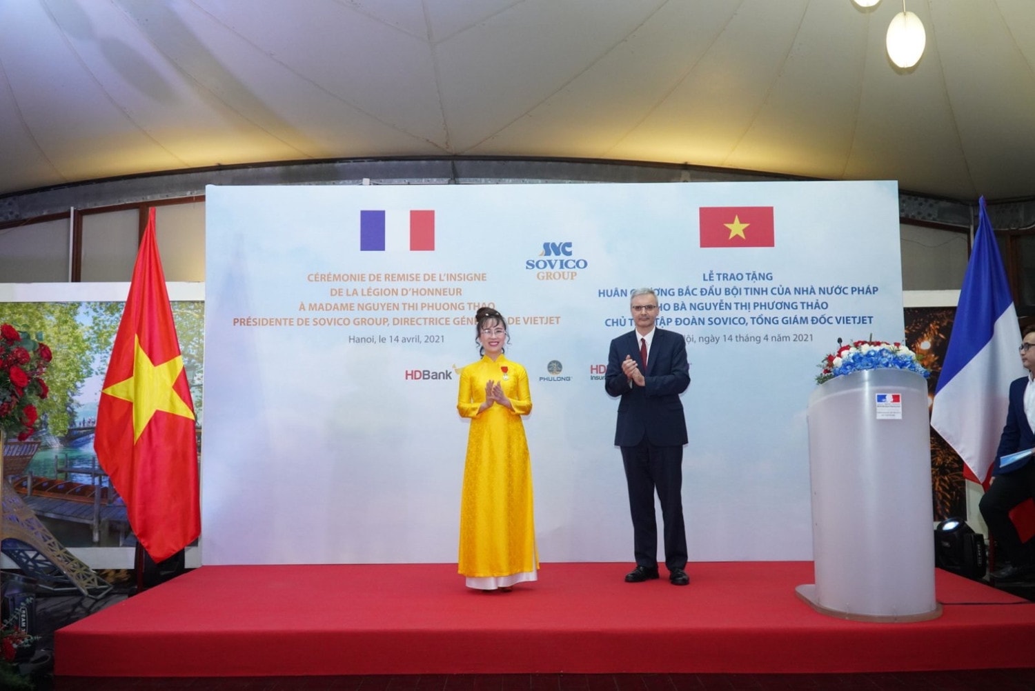 Đại sứ Cộng hòa Pháp tại Việt Nam Nicolas Warnery đã trao Huân chương Bắc đẩu bội tinh cho bà Nguyễn Thị Phương Thảo