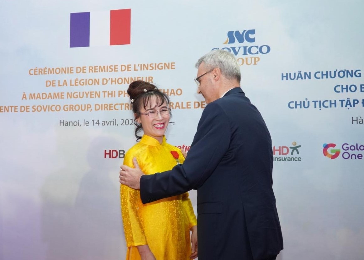 Đại sứ Cộng hòa Pháp tại Việt Nam Nicolas Warnery chúc mừng doanh nhân Nguyễn Thị Phương Thảo