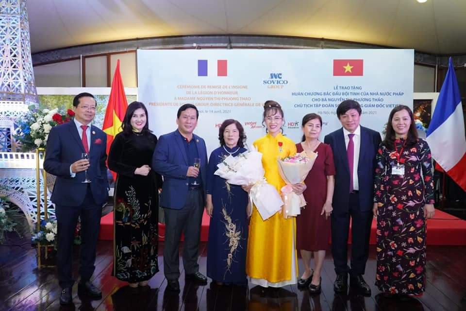 Đại diện lãnh đạo các cơ quan ban, ngành Trung ương chụp ảnh chung vui với Ban lãnh đạo Vietjet