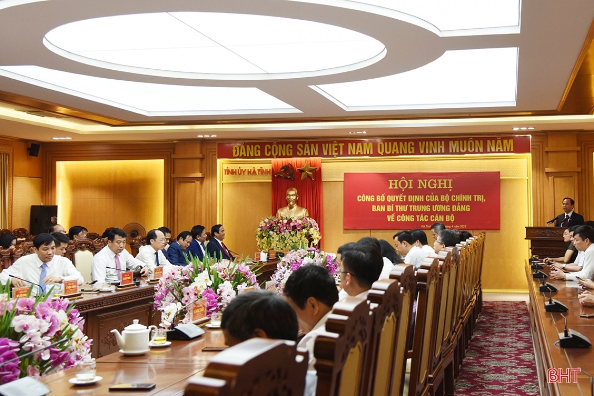 Tại hội nghị, đại diện Ban Tổ chức Trung ương đã công bố các quyết định của Bộ Chính trị, Ban Bí thư Trung ương Đảng về công tác cán bộ