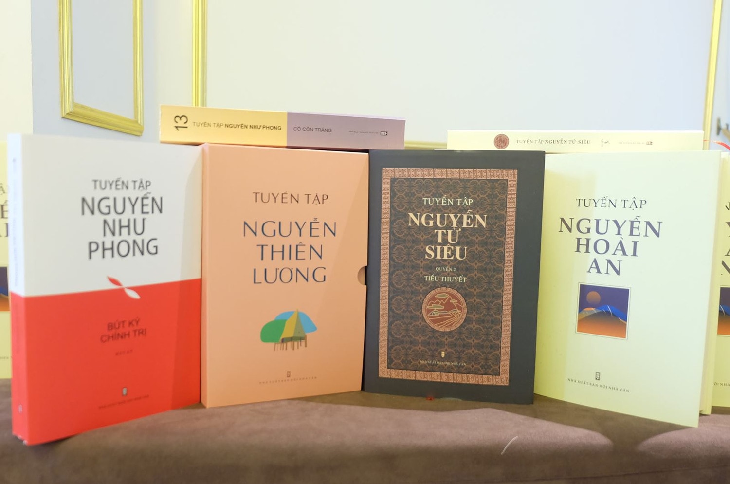Tác phẩm của 4 tác giả là người thân trong một gia đình Tác phẩm của 4 tác giả là người thân trong một gia đình