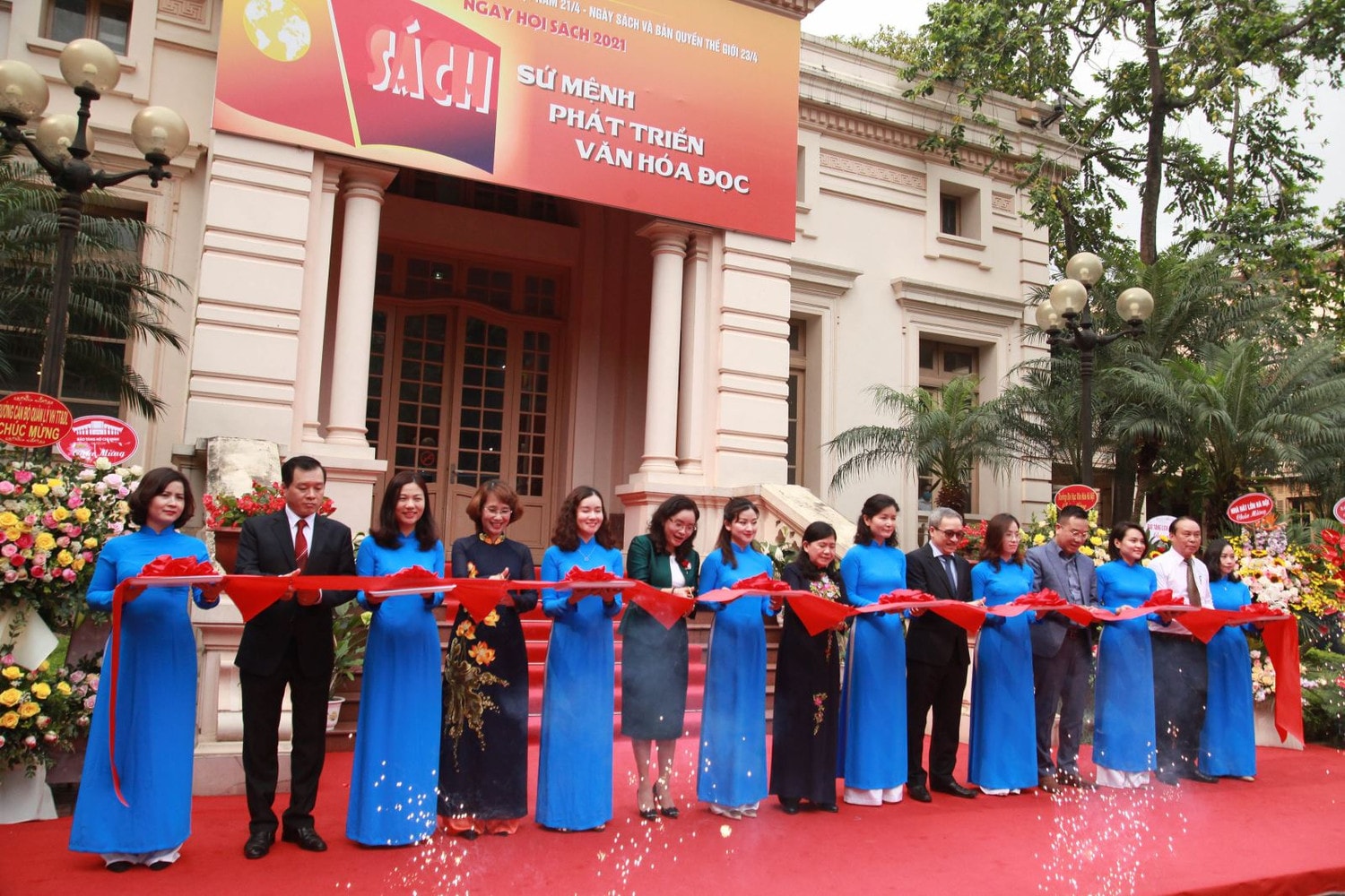 Các đại biểu cắt băng khai mạc Ngày hội sách Các đại biểu cắt băng khai mạc Ngày hội sách