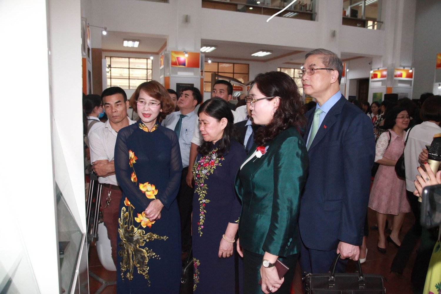 Các đại biểu tham quan quầy sách Các đại biểu tham quan quầy sách