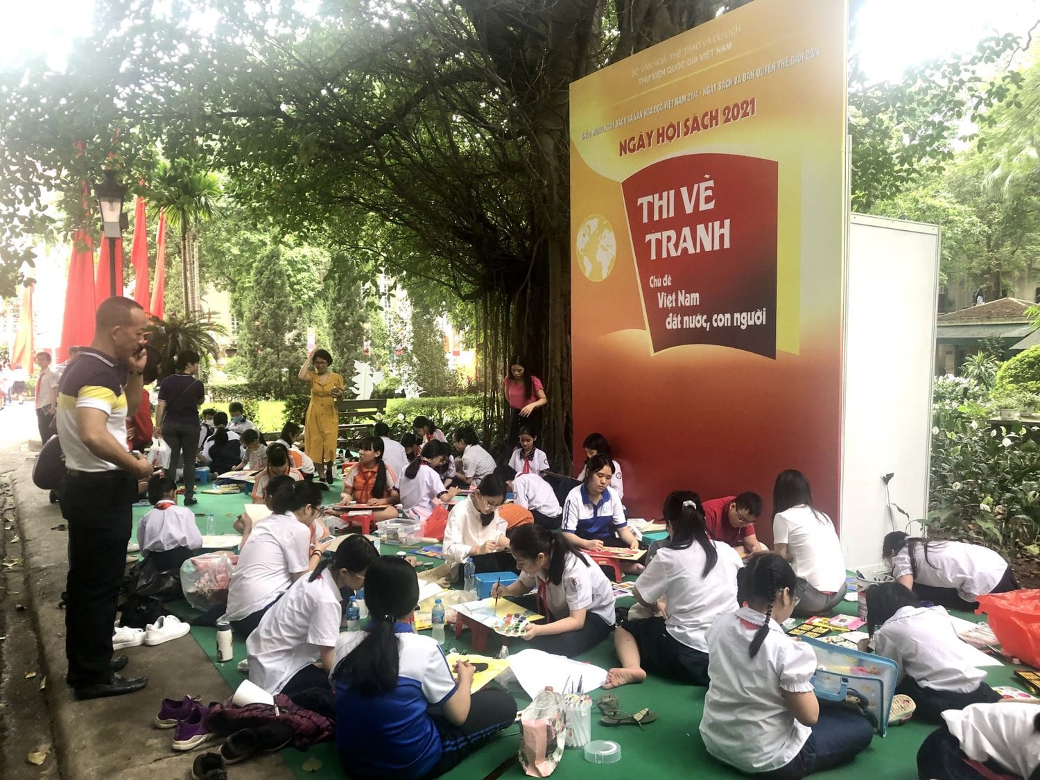 Học sinh tham gia cuộc thi vẽ tranh trong khuôn khổ Ngày hội sách 2021