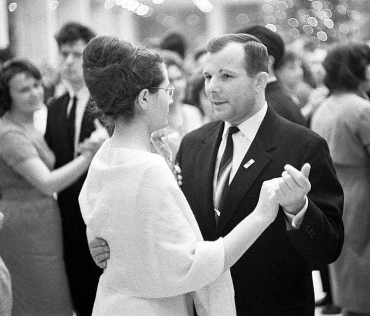 Nhà du hành vũ trụ Gagarin và vợ Nguồn: ITN