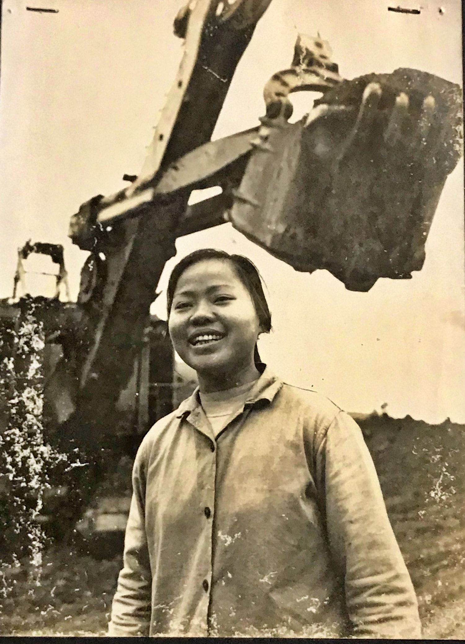 Anh hùng Lao động Lê Thị Ngừng tại công trường Thuỷ điện Hoà Bình