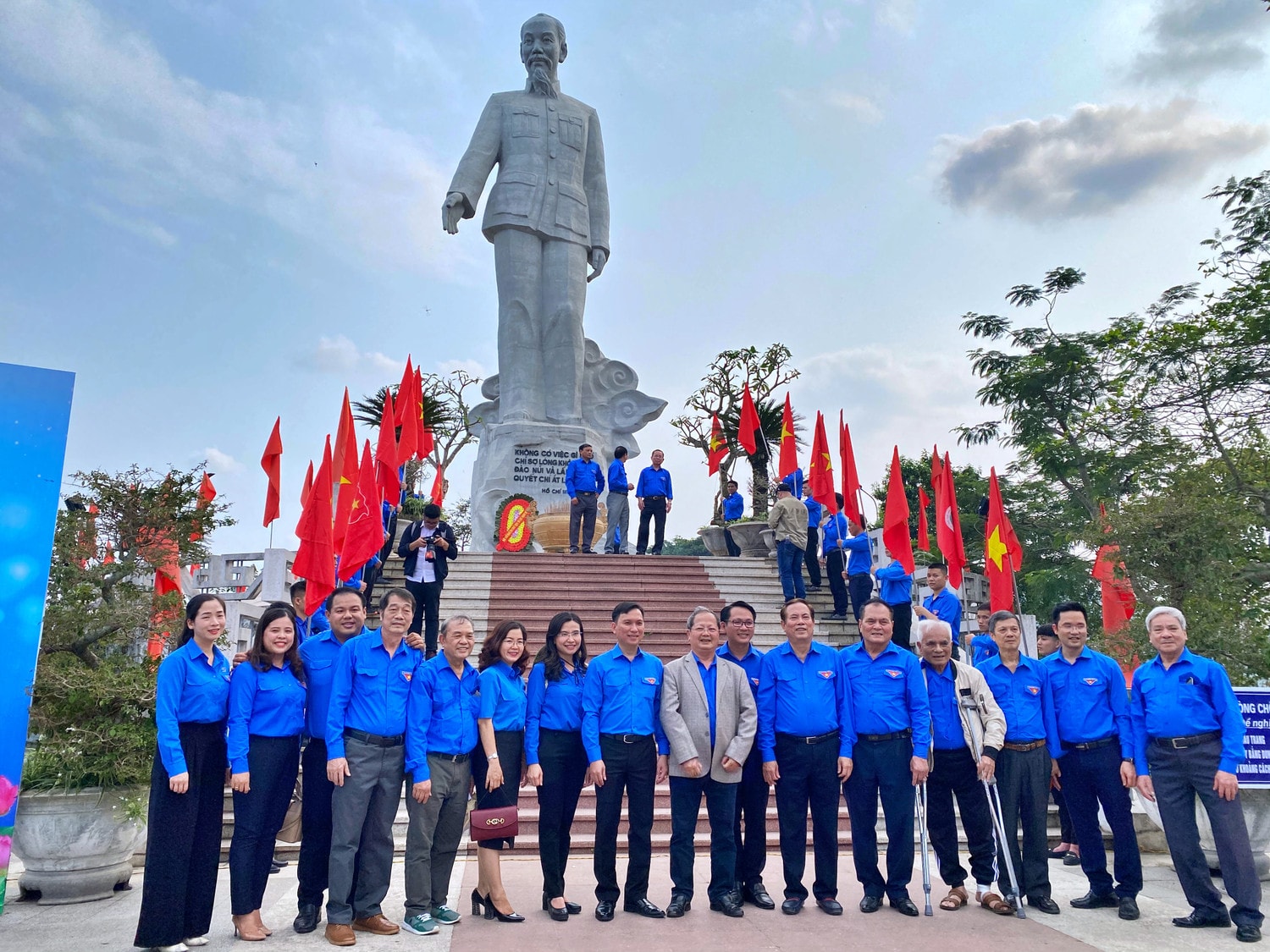 Nhiều thế hệ cán bộ Trung ương Đoàn cùng nhau thăm lại Thuỷ điện Hoà Bình, công trình TNCS đầu tiên 