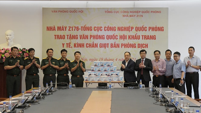 Nhà máy Z176, Tổng cục Công nghiệp quốc phòng đã trao tặng Văn phòng Quốc hội 48.000 khẩu trang phòng dịch và 15.000 kính chắn giọt bắn