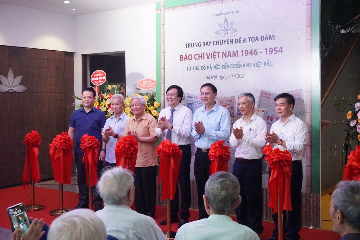 Các thế hệ nhà báo cắt băng khai mạc Trưng bày “Báo chí Việt Nam 1946 - 1954: Từ Hà Nội đến Chiến khu Việt Bắc” Cắt băng khai mạc Trưng bày
