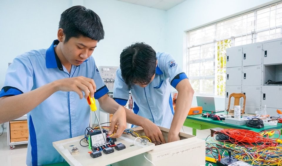 Thực hành sửa chữa điện dân dụng tại Trường Cao đẳng Nghề Việt Nam - Hàn Quốc Cà Mau