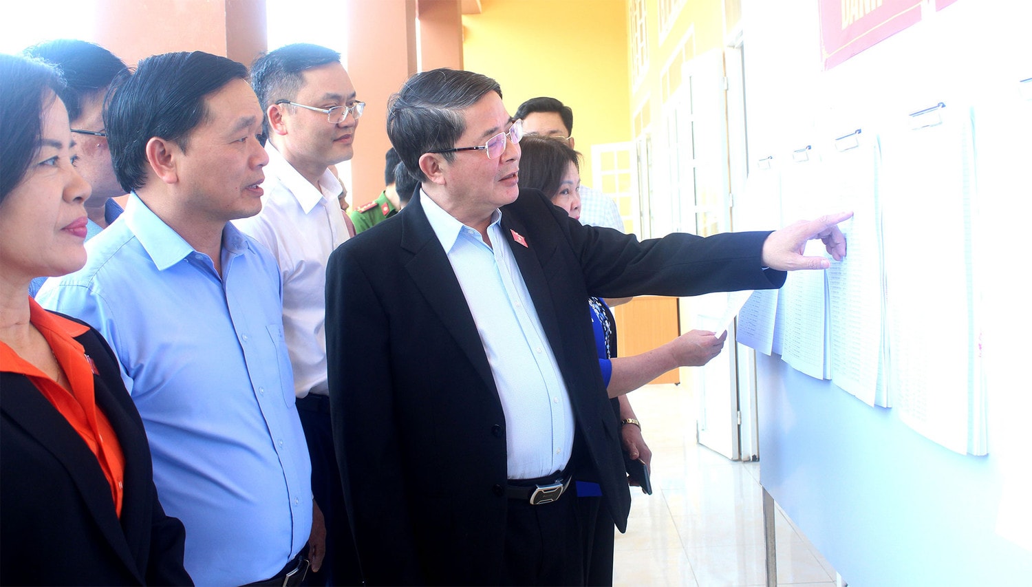 Phó Chủ tịch Quốc hội Nguyễn Đức Hải thị sát điểm bỏ phiếu tại xã Hưng Đạo, thành phố Cao Bằng, tỉnh Cao Bằng Ảnh: Thanh Hải