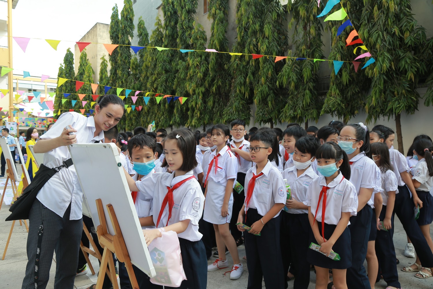 Tại buổi lễ phát động, Ban Tổ chức chương trình cũng đồng loạt triển khai các hoạt động vui chơi giải trí tập thể như: Trò chơi ghép tranh, Trò chơi phân loại rác, Trò chơi bỏ rác vào thùng… Tại buổi lễ phát động, Ban Tổ chức chương trình cũng đồng loạt triển khai các hoạt động vui chơi giải trí tập thể như: Trò chơi ghép tranh, Trò chơi phân loại rác, Trò chơi bỏ rác vào thùng…