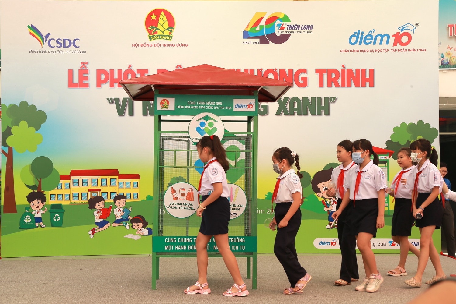 Học sinh trường Tiểu học Cao Bá Quát tích cực hưởng ứng công tác phân loại rác tại trường mình Học sinh Trường Tiểu học Cao Bá Quát tích cực hưởng ứng công tác phân loại rác tại trường mình