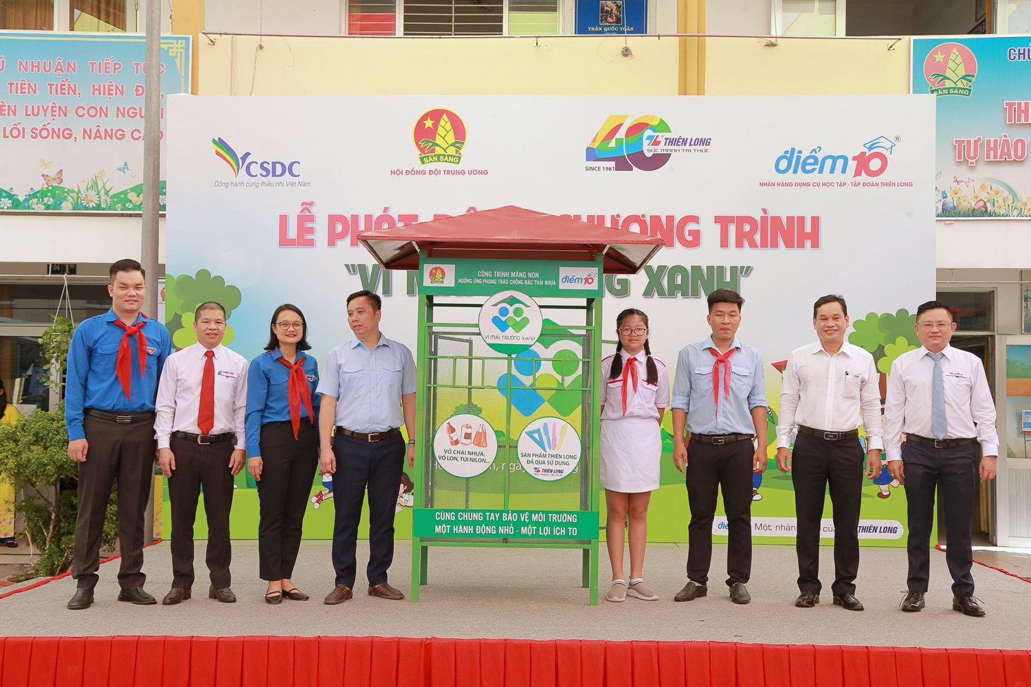 Tập đoàn Thiên Long, nhãn hàng Điểm 10 và Ban Tổ chức đã trao tặng cho “Công trình Măng non” cho Trường Tiểu học Cao Bá Quát Tập đoàn Thiên Long, nhãn hàng Điểm 10 và Ban Tổ chức đã trao tặng cho “Công trình Măng non” cho Trường Tiểu học Cao Bá Quát