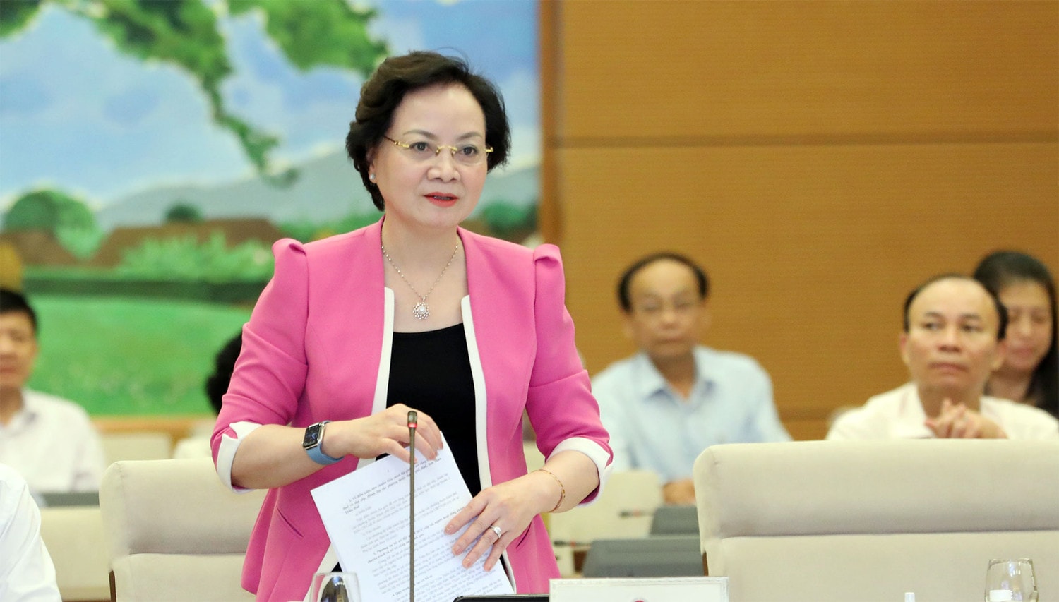 Bộ trưởng Bộ Nội vụ Phạm Thị Thanh Trà trình bày Tờ trình