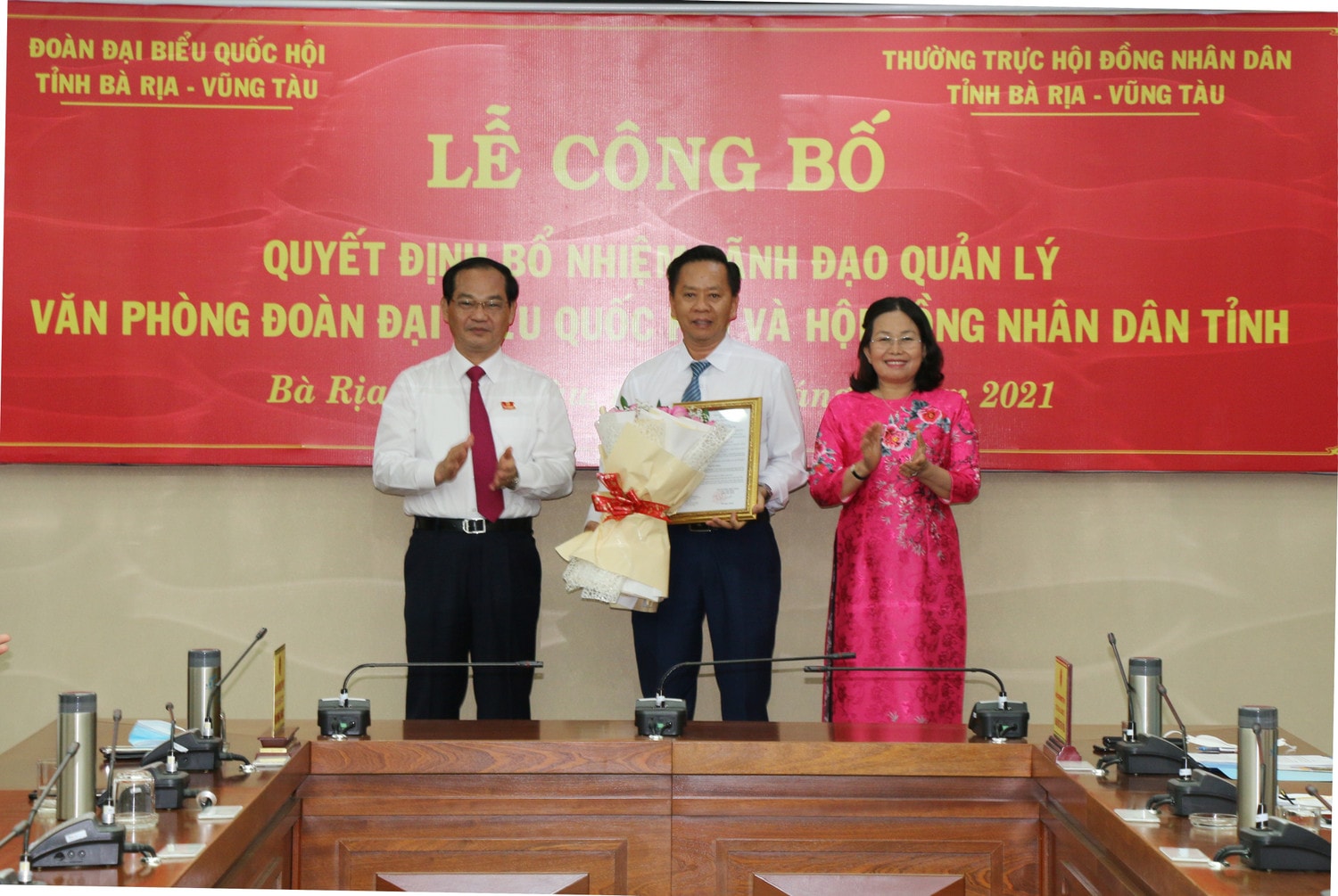 Ông Lê Hà Hải (giữa) được bổ nhiệm giữ chức vụ Chánh Văn phòng Đoàn ĐBQH và HĐND tỉnh Bà Rịa - Vũng Tàu Ông Lê Hà Hải (giữa) được bổ nhiệm giữ chức vụ Chánh Văn phòng Đoàn ĐBQH và HĐND tỉnh Bà Rịa - Vũng Tàu