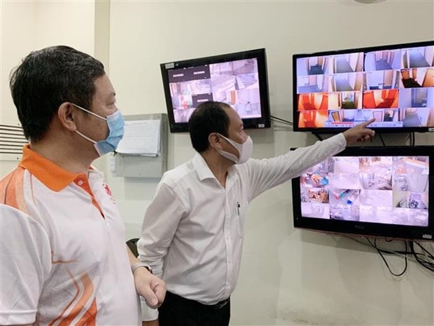 Phó Chủ tịch UBND TP Hồ Chí Minh Dương Anh Đức kiểm tra việc tổ chức hoạt động cách ly có thu phí cho người nhập cảnh thông qua hệ thống camera giám sát tại khách sạn Norfolk (Quận 1)