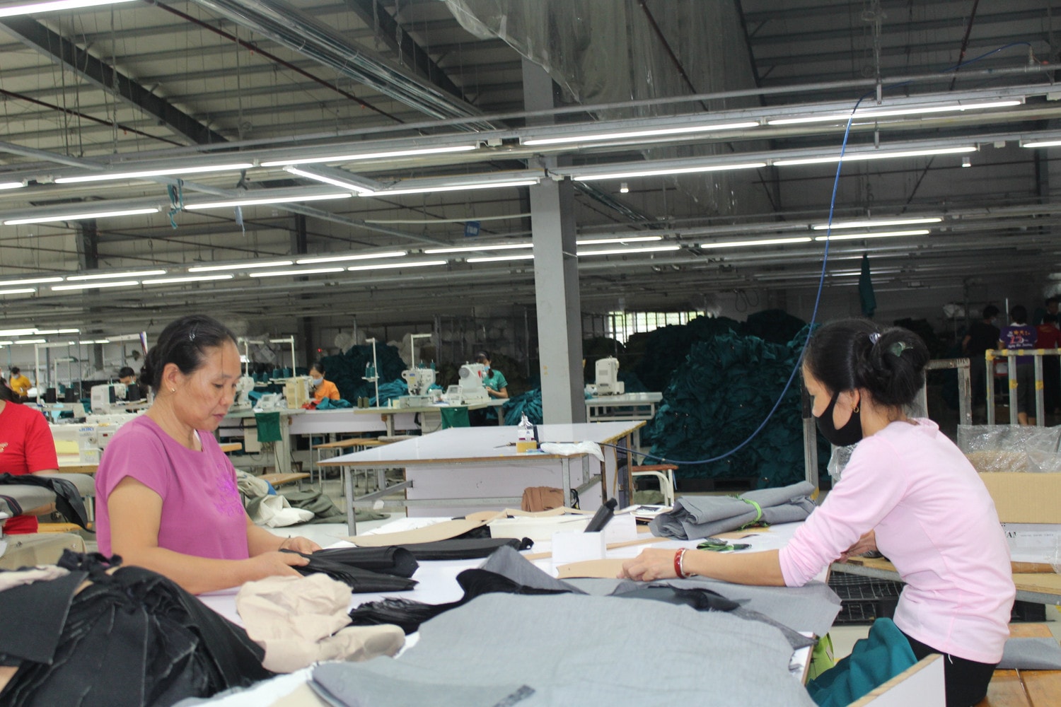 Công nhân làm việc tại Công ty TNHH may Phù Yên, Sơn La Công nhân làm việc tại Công ty TNHH may Phù Yên, Sơn La