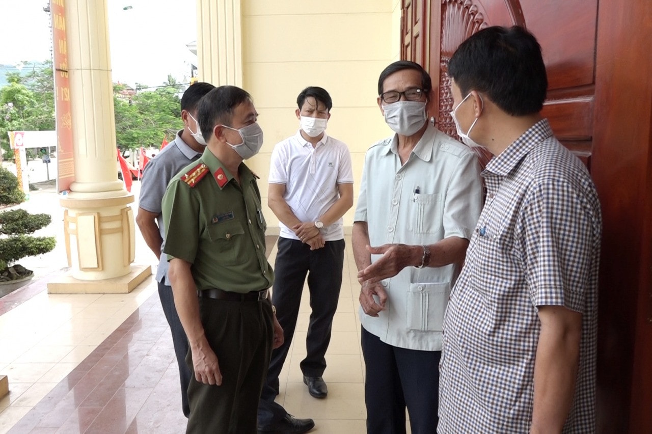 Đại tá Nguyễn Tiến Nam, Ủy viên Ban Thường vụ Tỉnh ủy, Giám đốc Công an tỉnh, ứng cử viên đại biểu Quốc hội Khóa XV trao đổi với các cử tri.