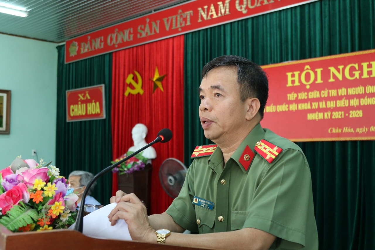 Đại tá Nguyễn Tiến Nam, Ủy viên Ban Thường vụ Tỉnh ủy, Giám đốc Công an tỉnh ứng cử viên đại biểu Quốc hội Khóa XV phát biểu tại điểm tiếp xúc cử tri xã Châu Hóa