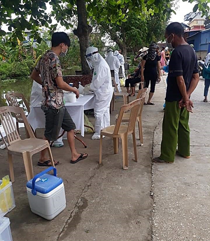 	Lực lượng chức năng lấy mẫu xét nghiệm nhanh các trường hợp liên quan bệnh nhân dương tính ở Xóm Trại