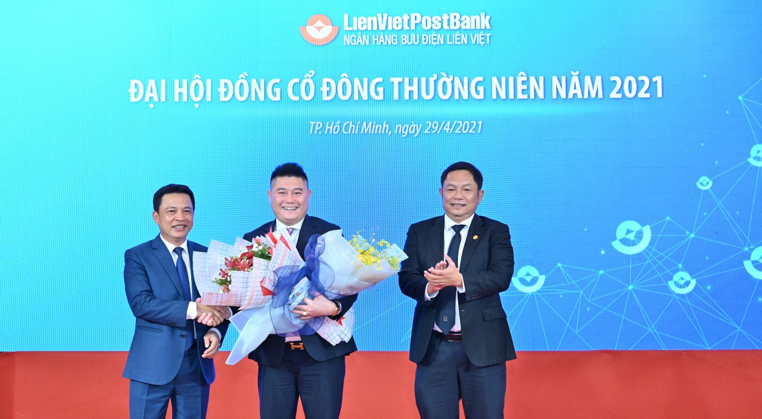 Ông Nguyễn Đức Thụy (đứng giữa) vừa được bầu làm Phó Chủ tịch HĐQT LienVietPostBank
