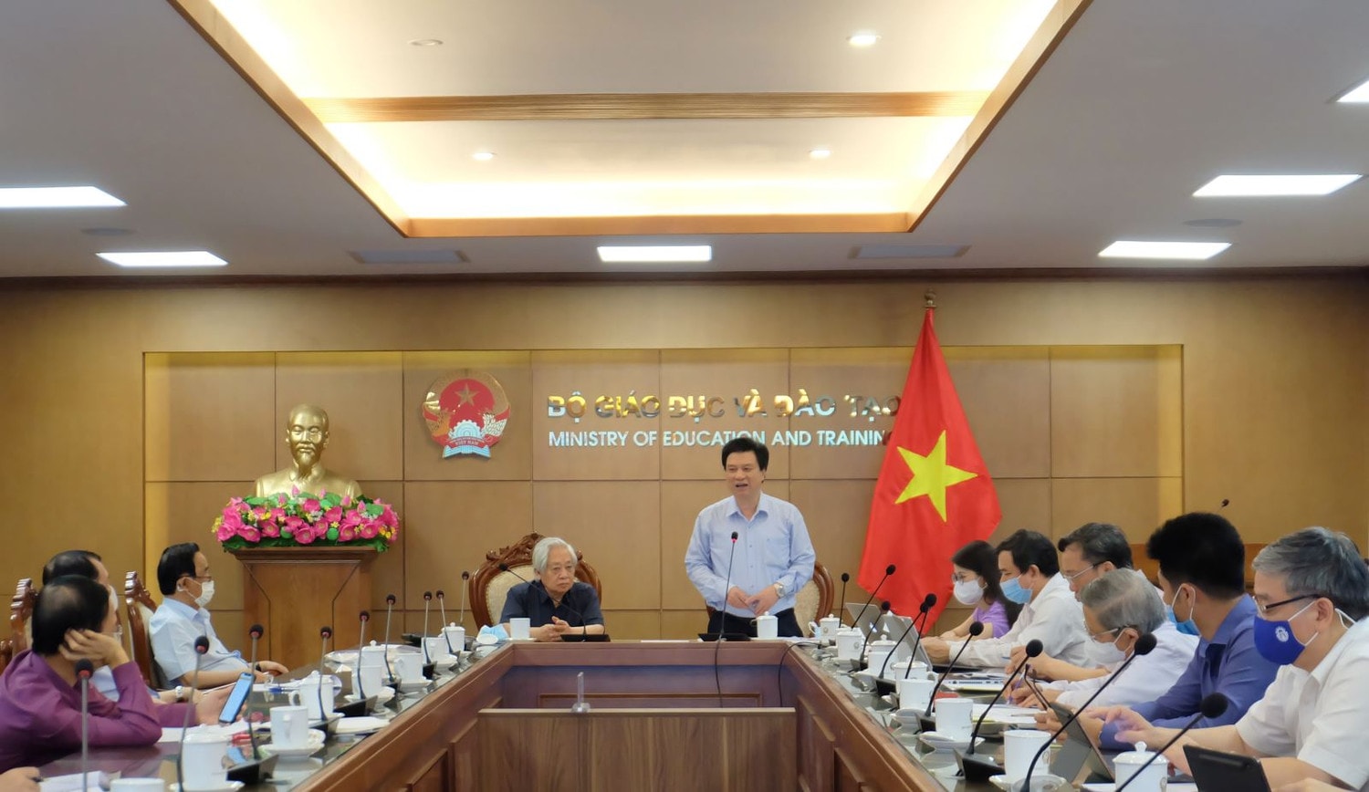 Thứ trưởng Bộ Giáo dục và Đào tạo Nguyễn Hữu Độ phát biểu tại phiên họp