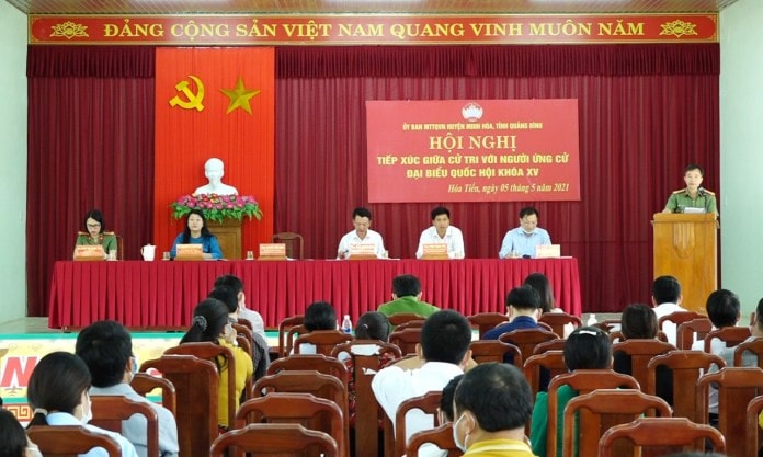 Thay mặt những người ứng cử đại biểu Quốc hội khóa XV, Đại tá Nguyễn Tiến Nam – Uỷ viên Ban Thường vụ Tỉnh ủy – Giám đốc Công an tỉnh Quảng Bình tiếp thu mọi ý kiến của cử tri nêu ra tại hội nghị