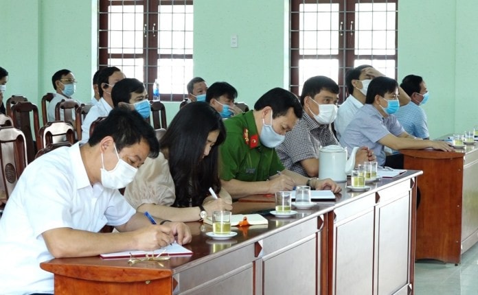 : Các cử tri đã được nghe tiểu sử tóm tắt và chương trình hành động của từng ứng cử viên.