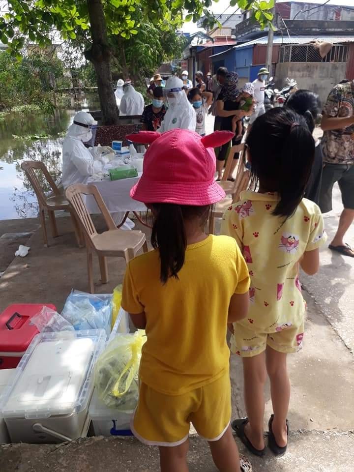 	Các em nhỏ cũng được tập trung để lấy mẫu xét nghiệm nhanh phòng covid