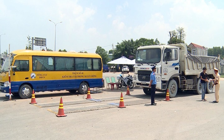 Lực lượng chức năng tỉnh Đồng Nai cân kiểm tra xe chở quá tải trọng trên quốc lộ 1A, đoạn qua TP Biên Hòa