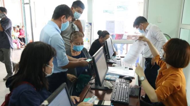 Cán bộ BHXH tỉnh hướng dẫn người lao động cài đặt ứng dụng VssID tại bộ phận “Một cửa”