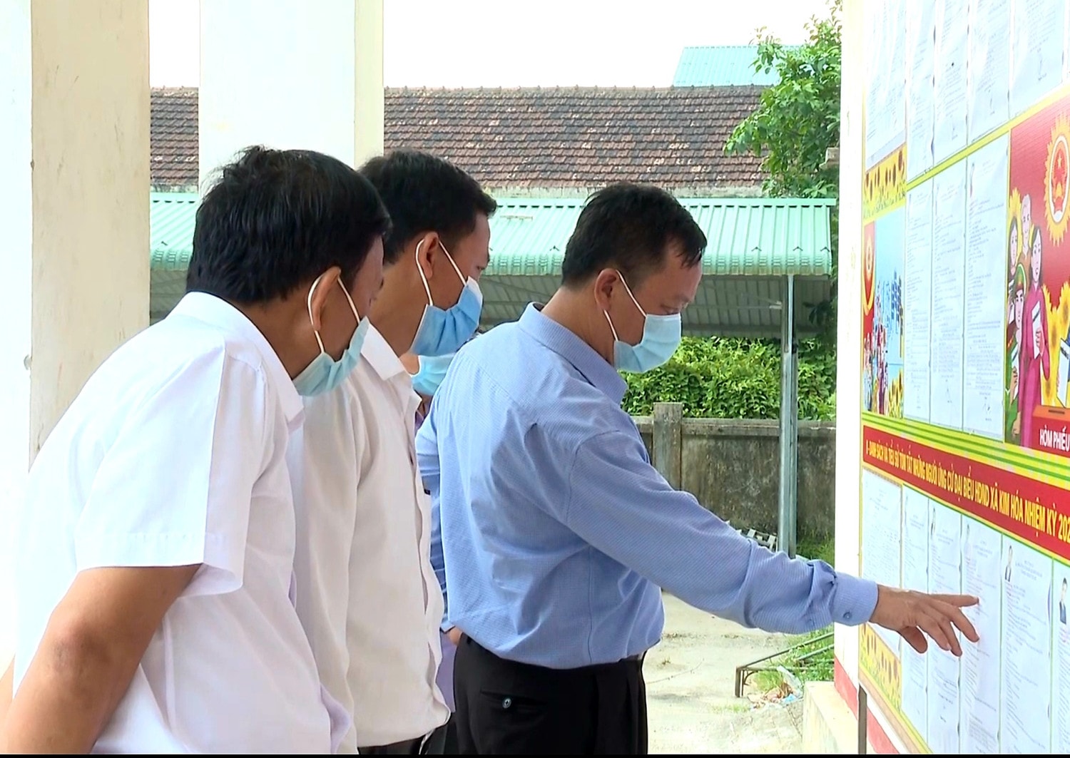 Lãnh đạo HĐND huyện Tuyên Hóa kiểm tra công tác chuẩn bị bầu cử tại xã Kim Hóa