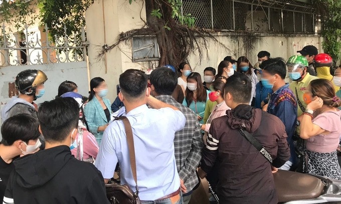 Người dân đến trụ sở công an TP.Hồ Chí Minh trình báo sàn CoolCat lừa đảo Nguồn: ITN
