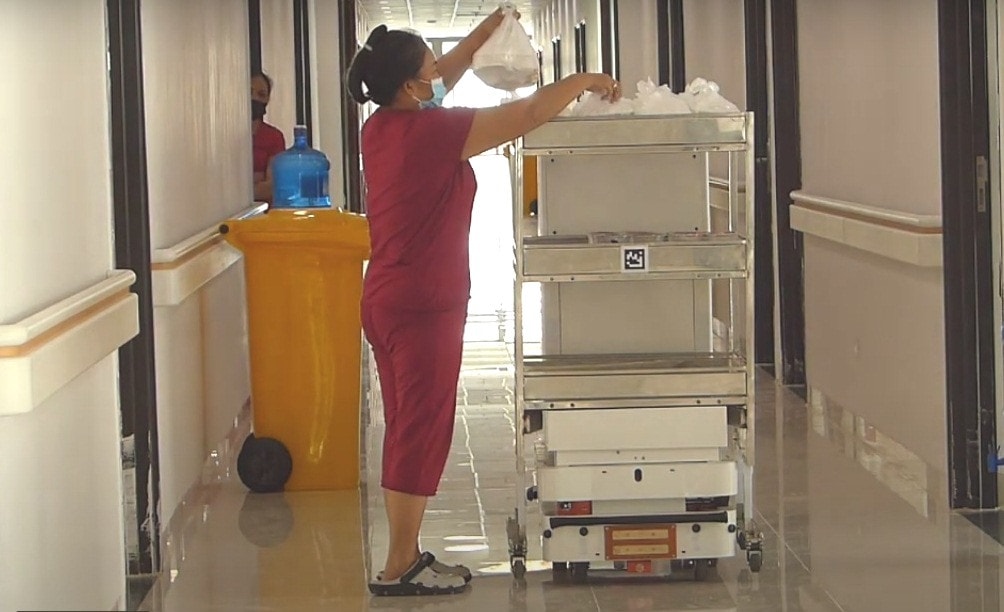 Vibot-2 đang đưa thức ăn phục vụ bệnh nhân Covid-19 tại Bệnh viện Bạch Mai cơ sở 2 (Phủ Lý, Hà Nam)