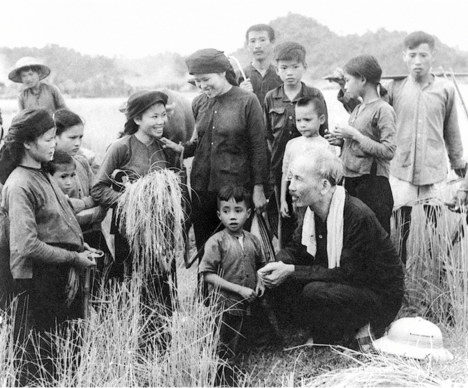 	Chủ tịch Hồ Chí Minh thăm Hợp tác xã Hùng Sơn, huyện Đại Từ, tỉnh Thái Nguyên (1954) Ảnh: TL
