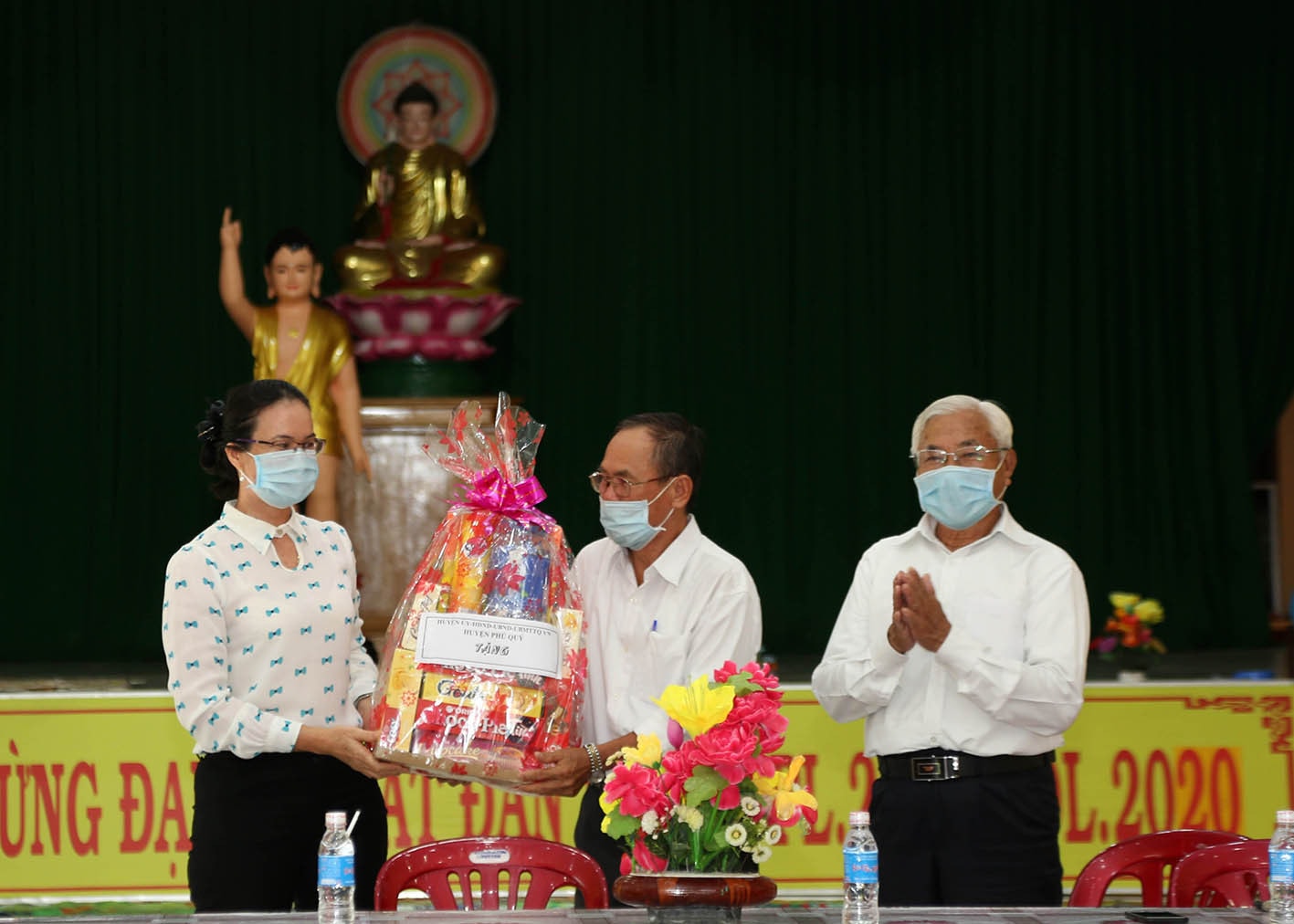 Phó Chủ tịch Thường trực UBMTTQ huyện Phú Quý Huỳnh Thị Kim Hạnh chúc mừng Văn phòng Ban Trị sự Giáo hội Phật giáo huyện Phú Quý nhân dịp Đại lễ Phật đản Ảnh: Đức Kiên
