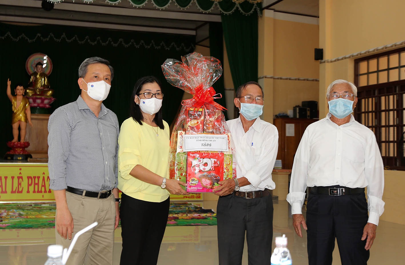 Đại diện các ứng cử viên đại biểu Quốc hội Khóa XV chúc mừng Văn phòng Ban Trị sự Giáo hội Phật giáo huyện Phú Quý nhân dịp Đại lễ Phật đản Ảnh : Đức Kiên