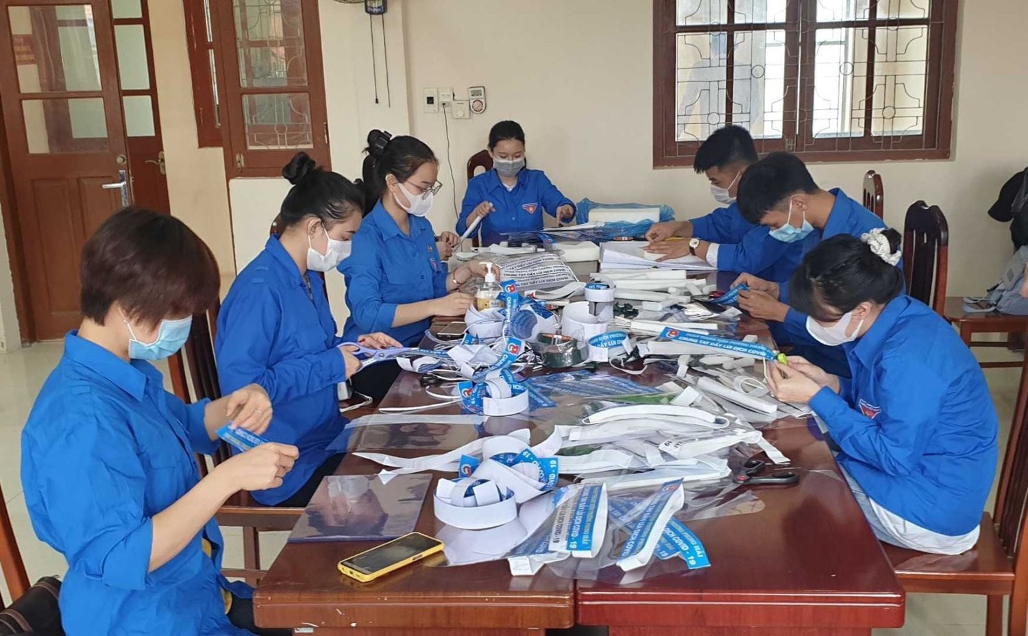 Góp phần tổ chức thành công cuộc bầu cử, Đoàn viên thanh niên thị xã làm sản phẩm mũ chắn giọt bắn tặng cho các Tổ bầu cử.