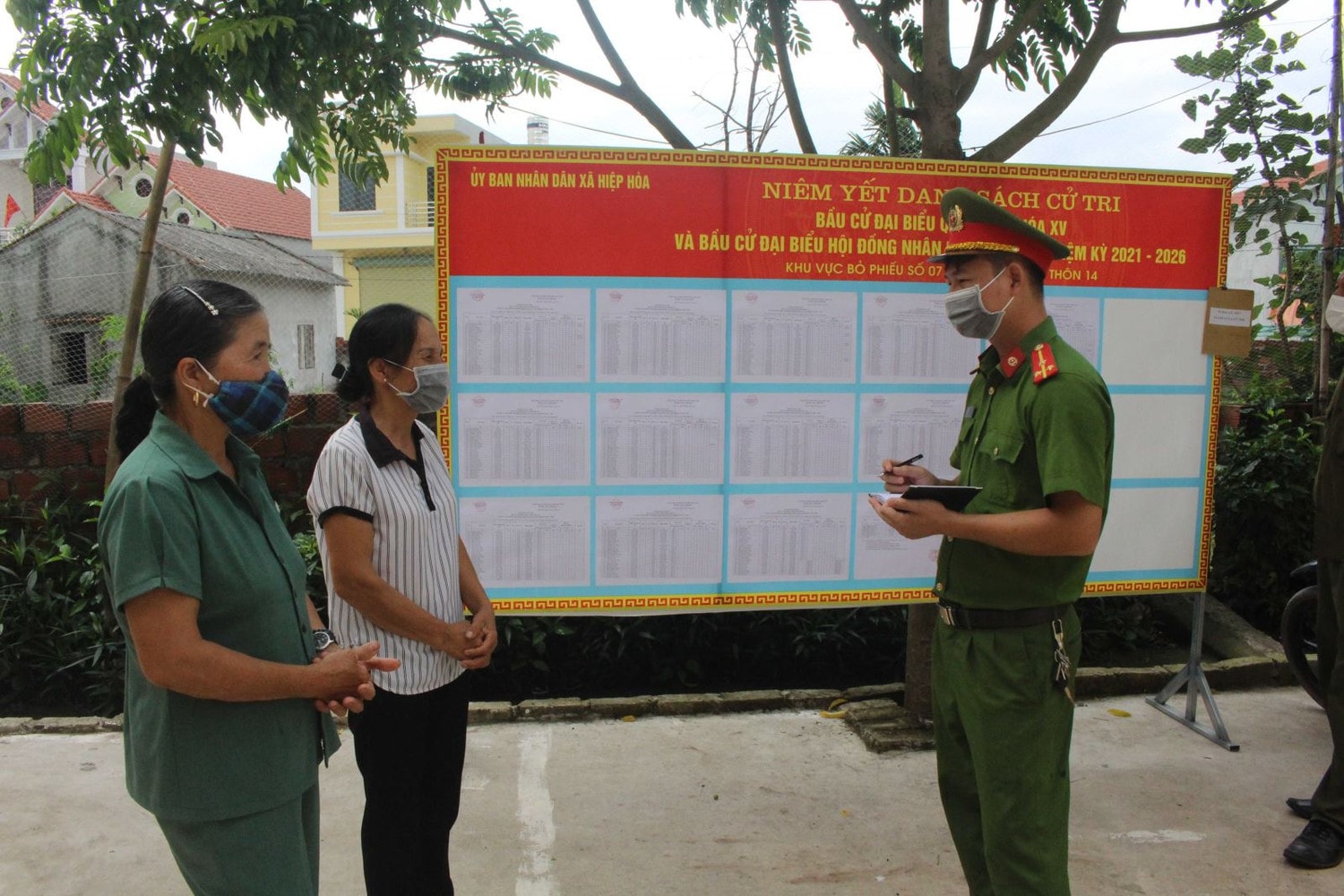 Lực lượng công an thị xã và công an các xã, phường thường xuyên trao đổi nắm bắt tình hình tư tưởng của cử tri, Nhân dân