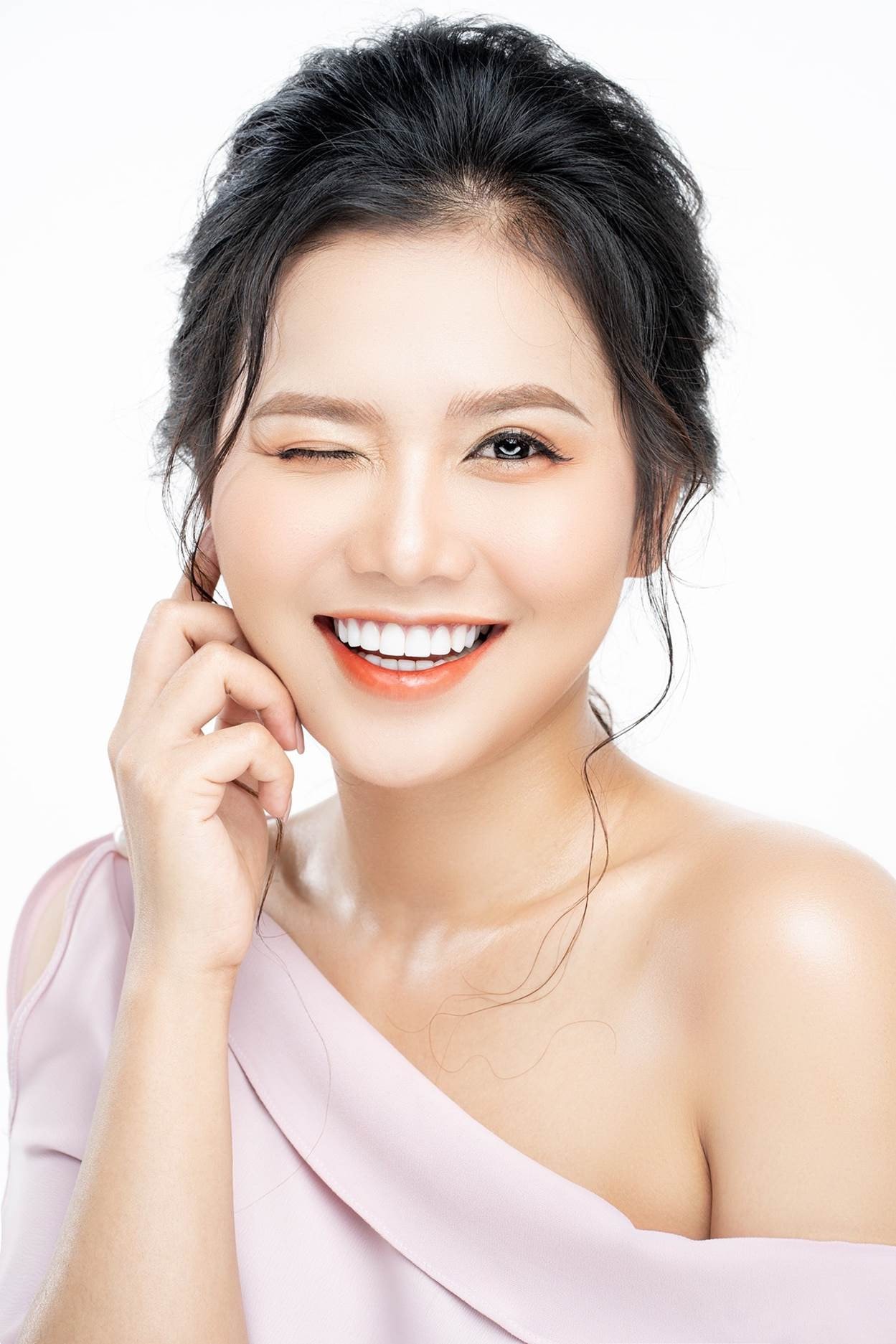 Nguyễn Ngọc Xuân Mai gây ấn tượng bằng nụ cười tỏa sáng, vẻ đẹp tri thức và sự tử tế -0