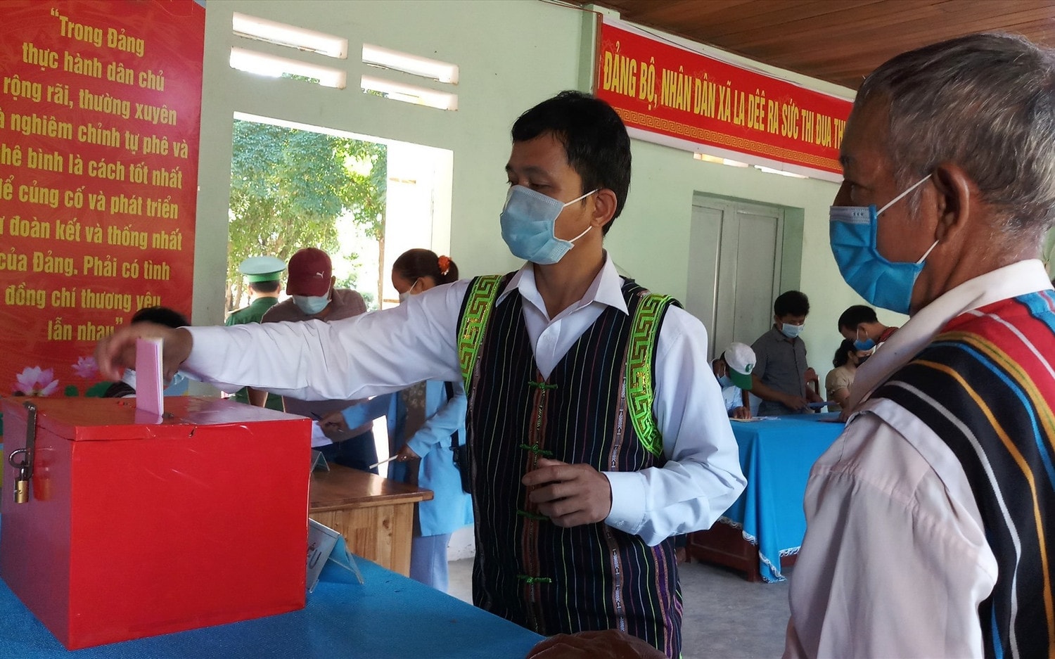 Cử tri các xã biên giới Nam Giang, Quảng Nam đi bầu cử sớm Ảnh: Đ.N